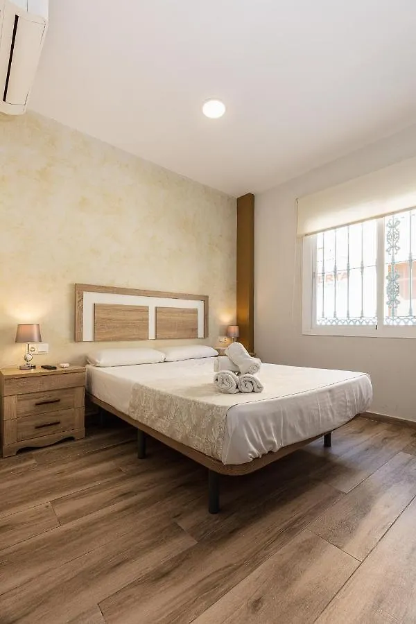 Apartamentos Lola Beach Málaga 0*,